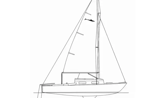 Segelboot mit einem kleinen Hai 24, der über dem Wasser schwimmt.