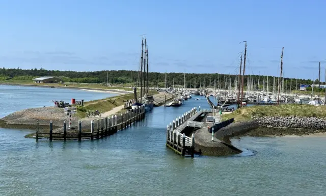 Segelboote im Vlieland Hafen, ein malerischer Anblick an einem sonnigen Tag.