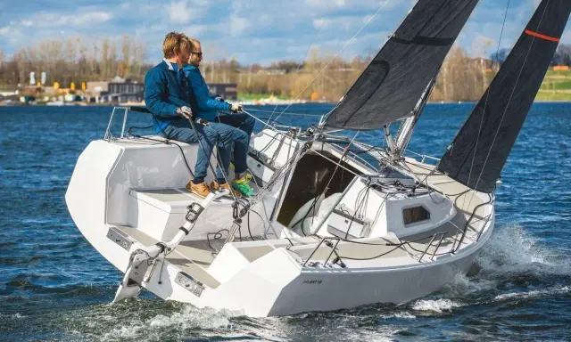 Zwei Männer segeln auf einer SAILART 19 über blaues Wasser.