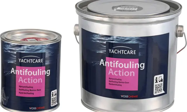 Zwei Dosen Yachtcare Antifouling Action, ein Mittel gegen Bewuchs am Bootsrumpf.
