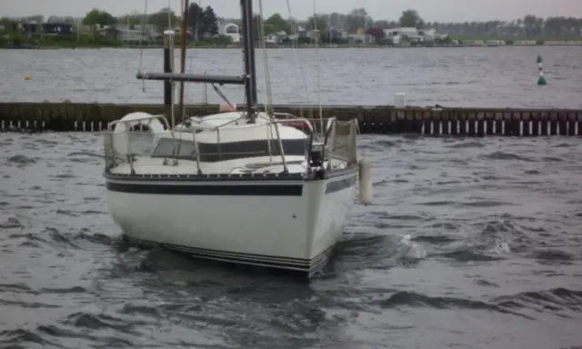 Segelboot im Wasser, bereit für ein Abenteuer. Die Freundschaft 22 ist ein Symbol für Freiheit und gemeinsame Erlebnisse auf See.
