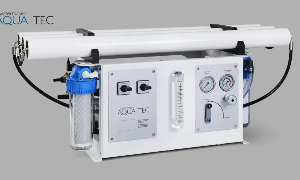 Aqua-Tec-Anlage zur Umwandlung von Meerwasser in Trinkwasser. Mit Filtern, Schaltern und Manometern.
