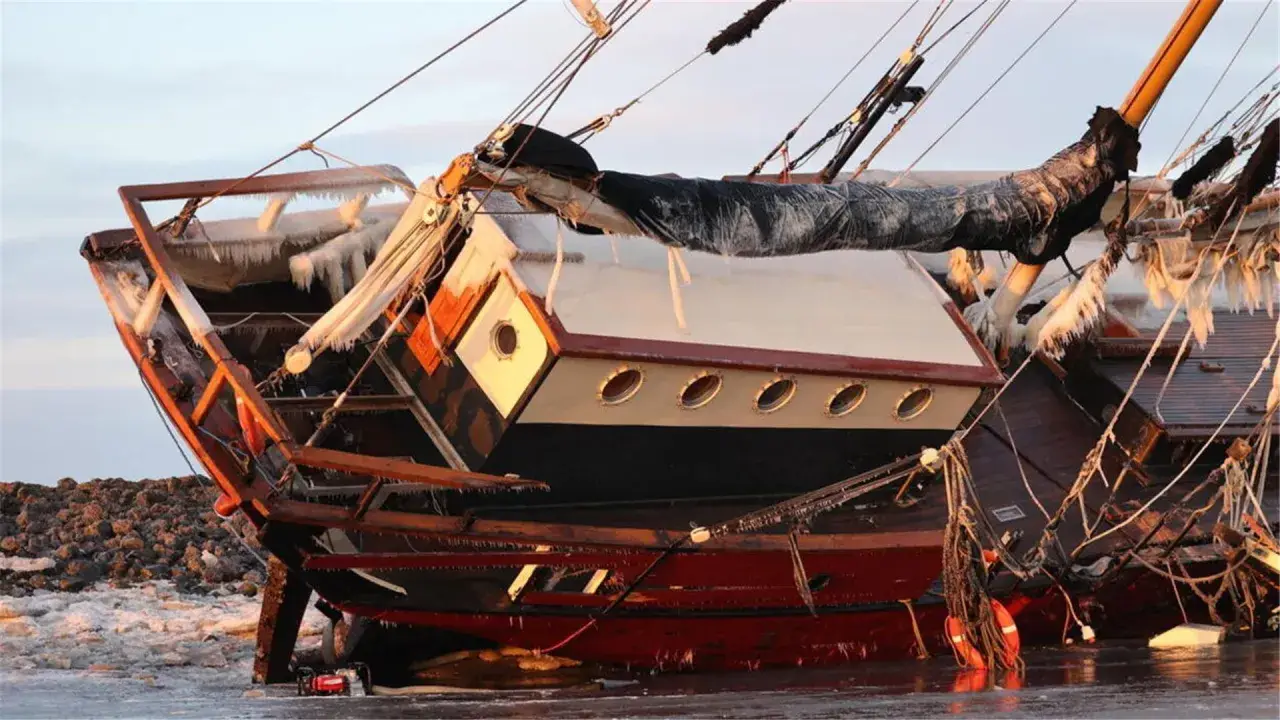 Eisige Kälte umhüllt die "Ethel von Brixham", ein Schiff, das im gefrorenen Wasser gestrandet ist.