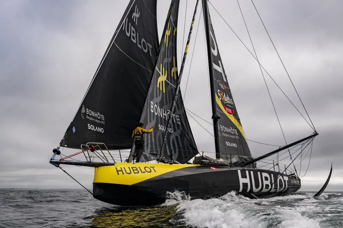 Clarisse Crémer steuert ihr Segelboot mit HUBLOT-Logo durch die Wellen.