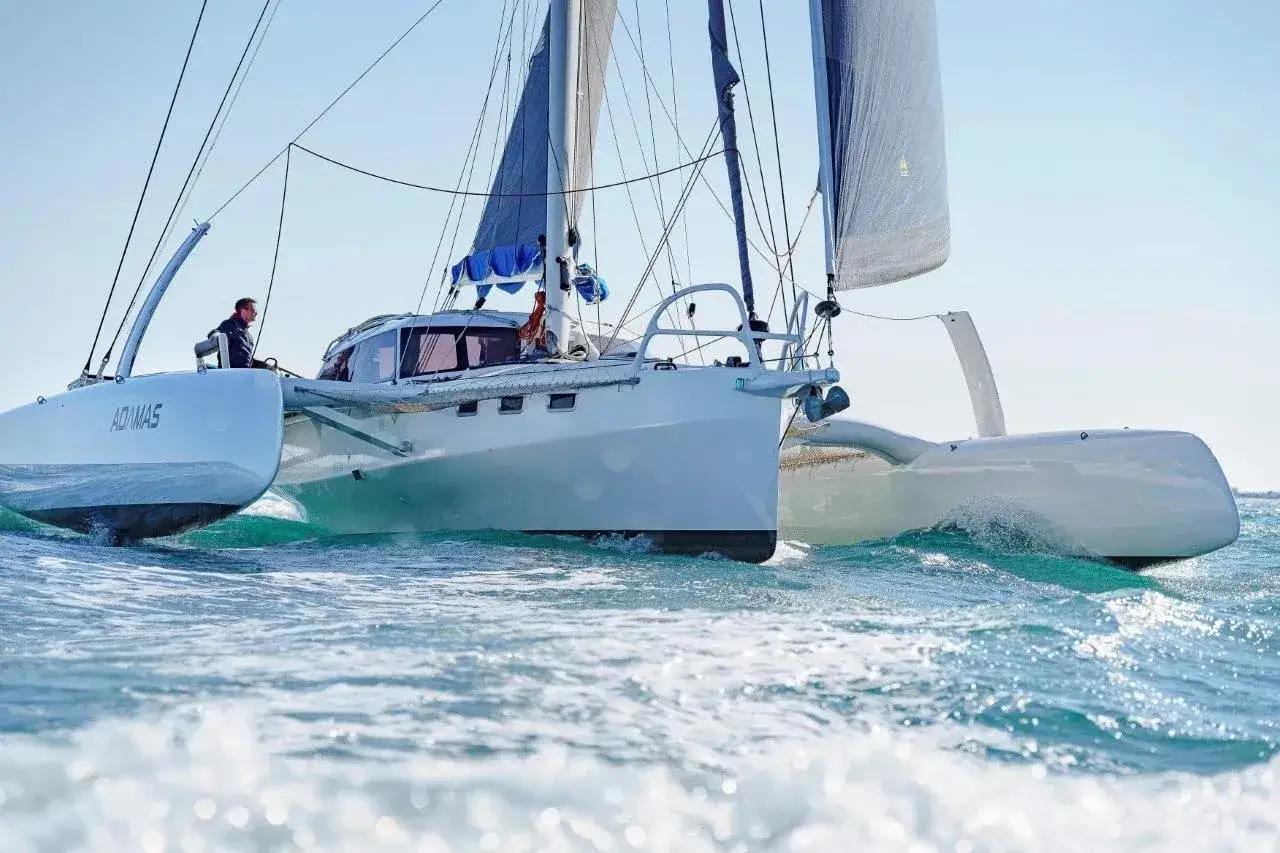 Ein Trimaran gleitet über das Meer. Die