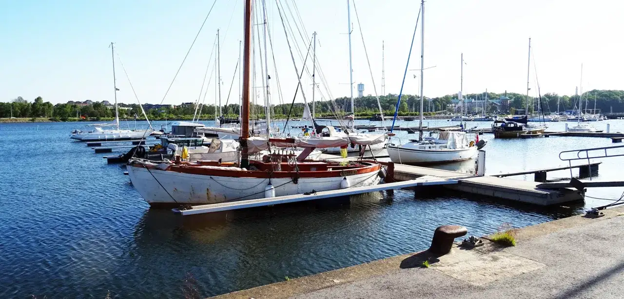 Segelboote im Karlskrona Hafen, die friedlich im blauen Wasser schaukeln.
