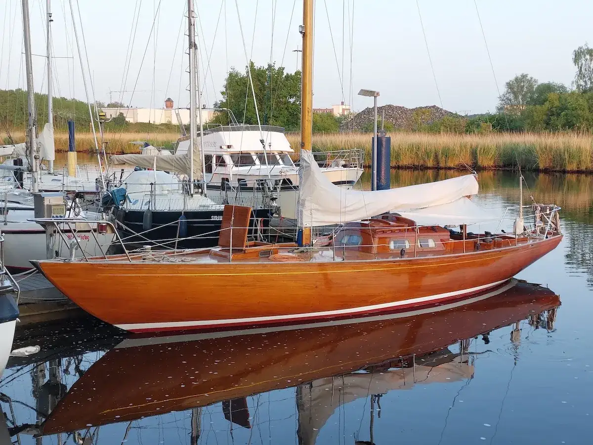 Eine gl&auml;nzende Holz-Segelyacht, die 