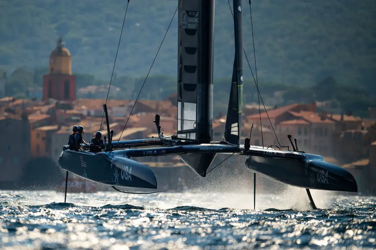 Ein schnelles Katamaran-Boot der SailGP-Serie mit der Aufschrift 