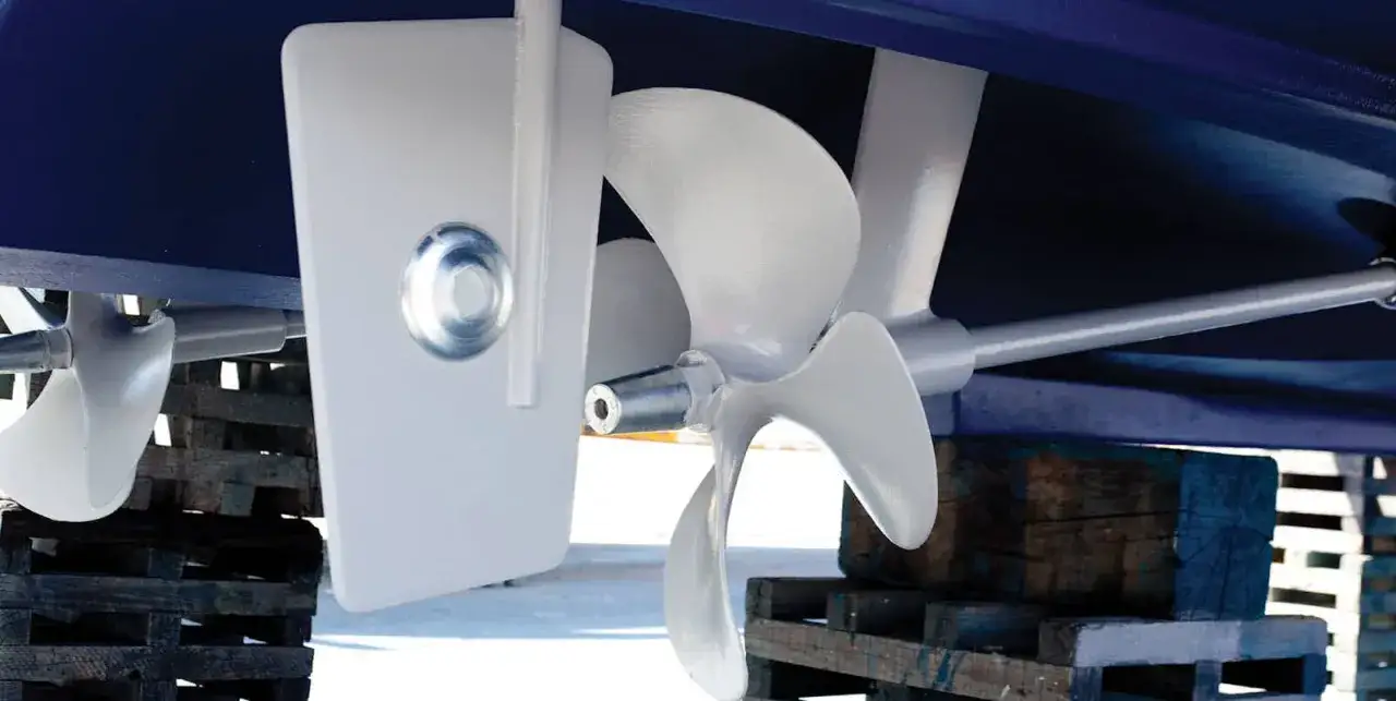 Unterwasserschiff eines Bootes mit Propeller und einer Opferanode, die vor Korrosion schützt.