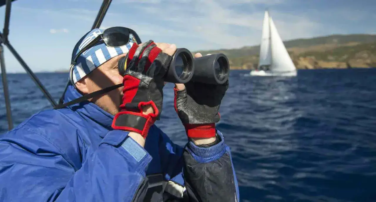 Segler mit Fernglas 7x50 Bedeutung: Er sucht nach dem Horizont, um die nächste Etappe seiner Reise zu planen.