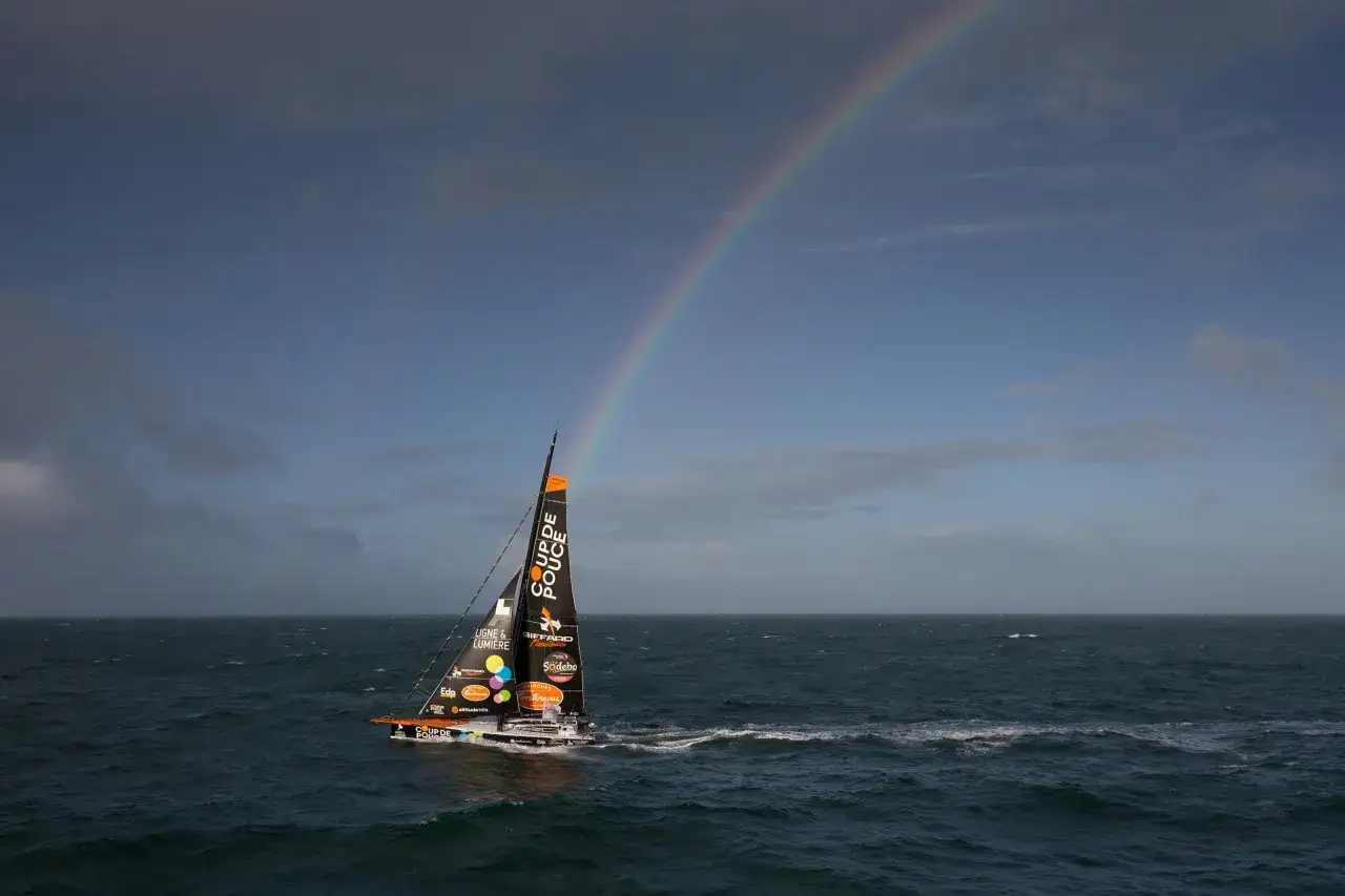 Segelboot mit Regenbogen &uuml;ber dem Meer, ein Teilnehmer des Vend&eacute;e Globe.