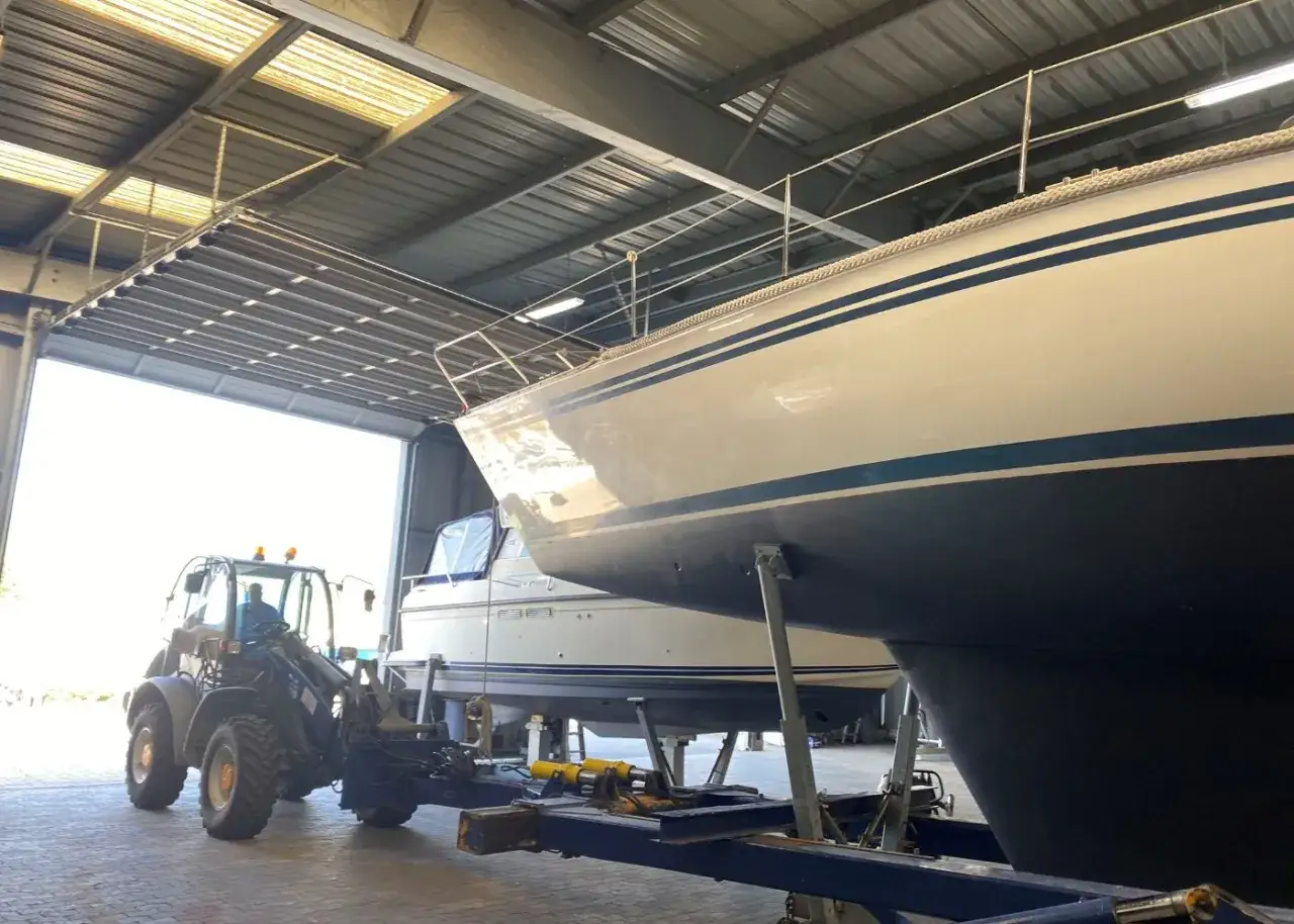 Radlader bereitet das Winterlager f&uuml;r ein Boot vor.