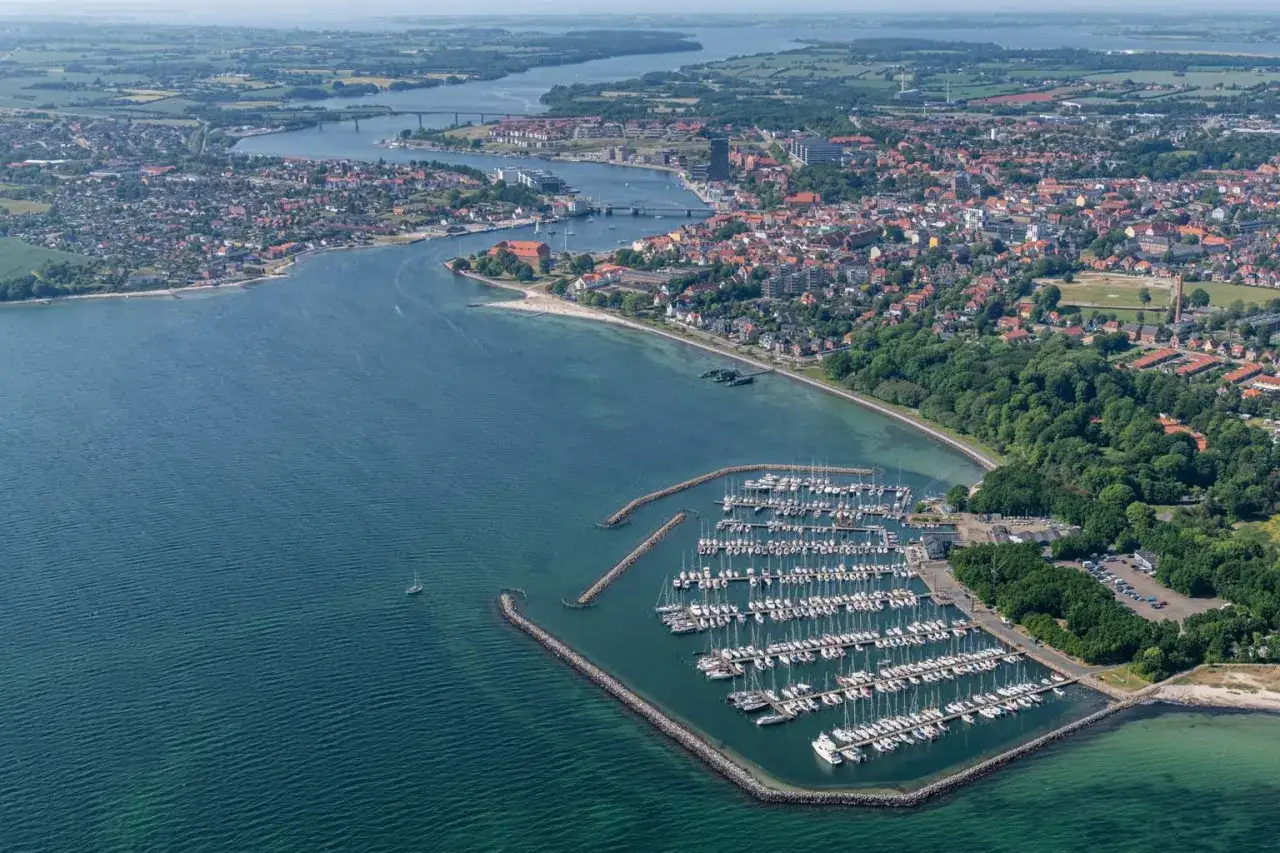 Luftaufnahme des Sonderborg Hafens mit vielen Segelbooten und Yachten, die in der Bucht liegen.