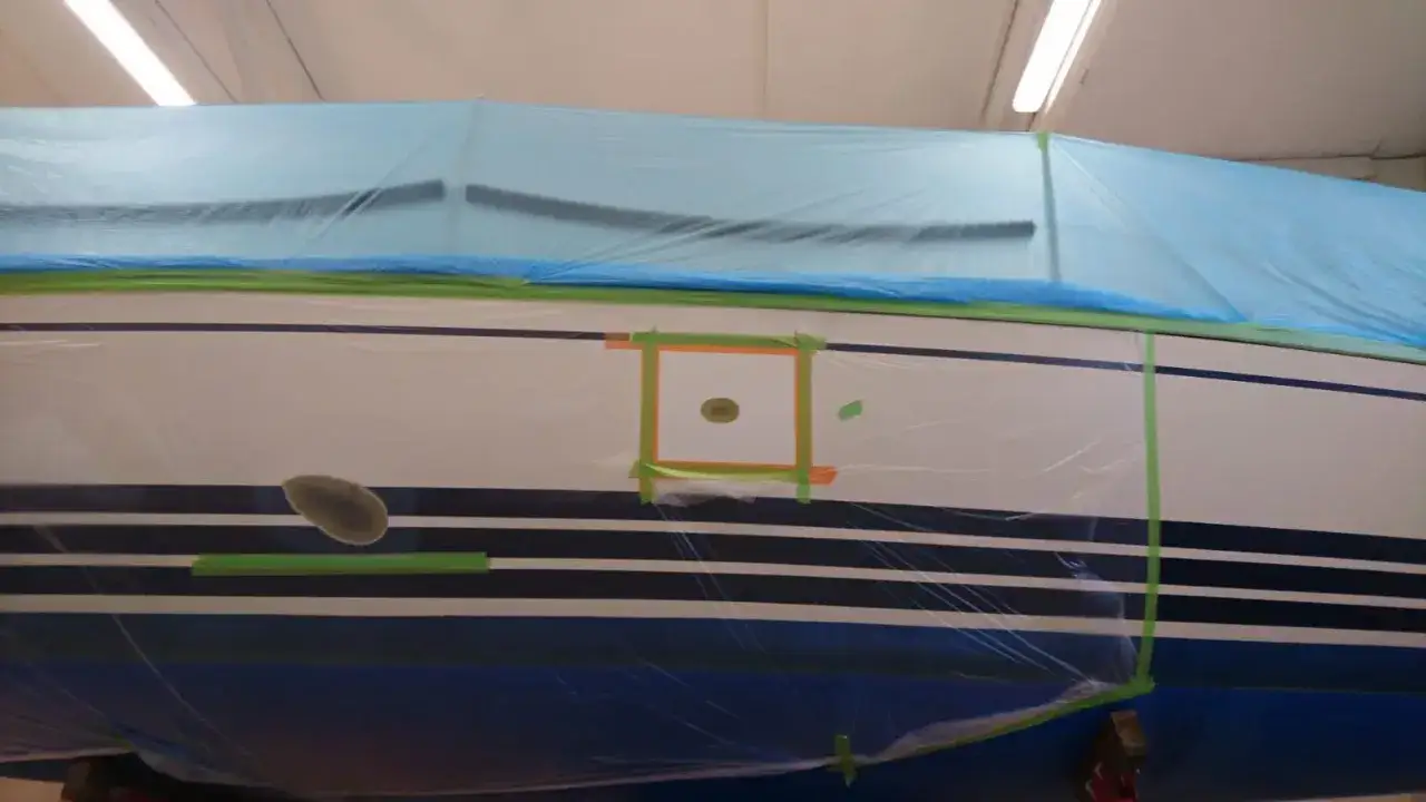 Vorbereitung für die GFK Boot Reparatur: Der Rumpf ist abgeklebt und geschützt.