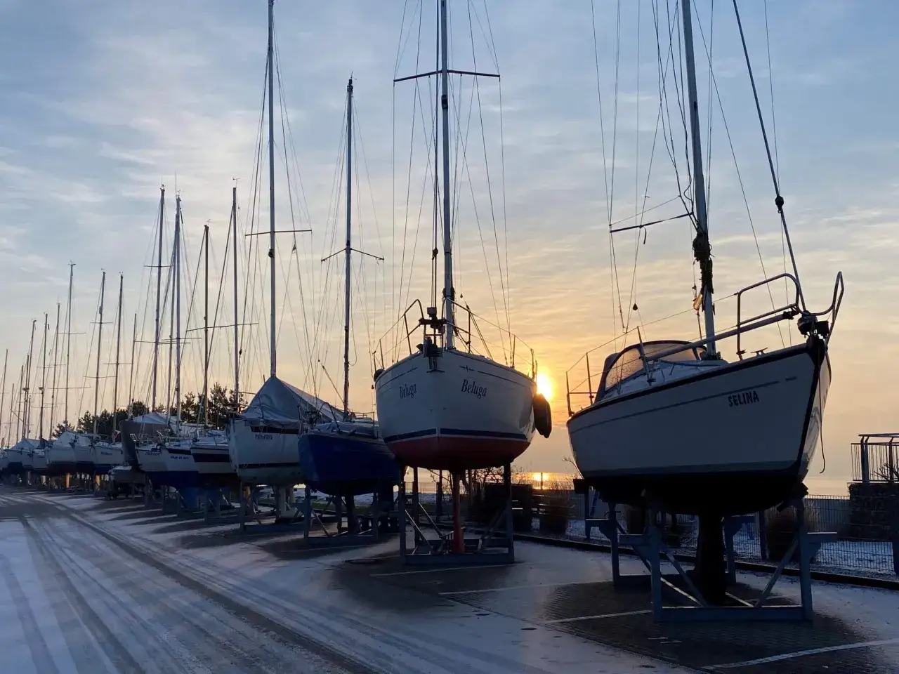 Segelboote im Winterlager, die auf ihre nächste Saison warten. Die Kosten für ein solches Segelboot können stark variieren.