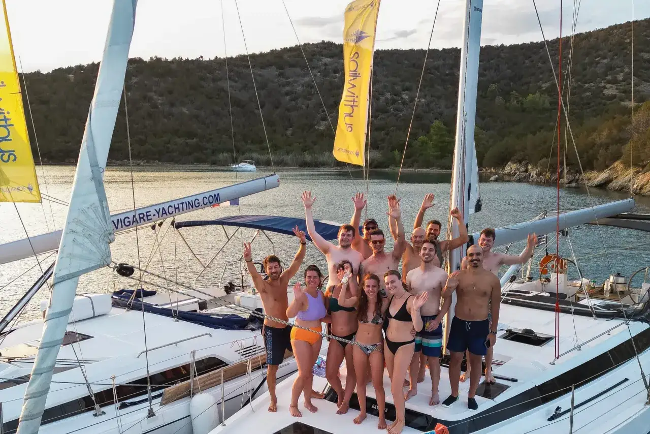 Gl&uuml;ckliche Crew auf einer Yacht, bereit f&uuml;r Abenteuer. Tolle join the crew erfahrungen!