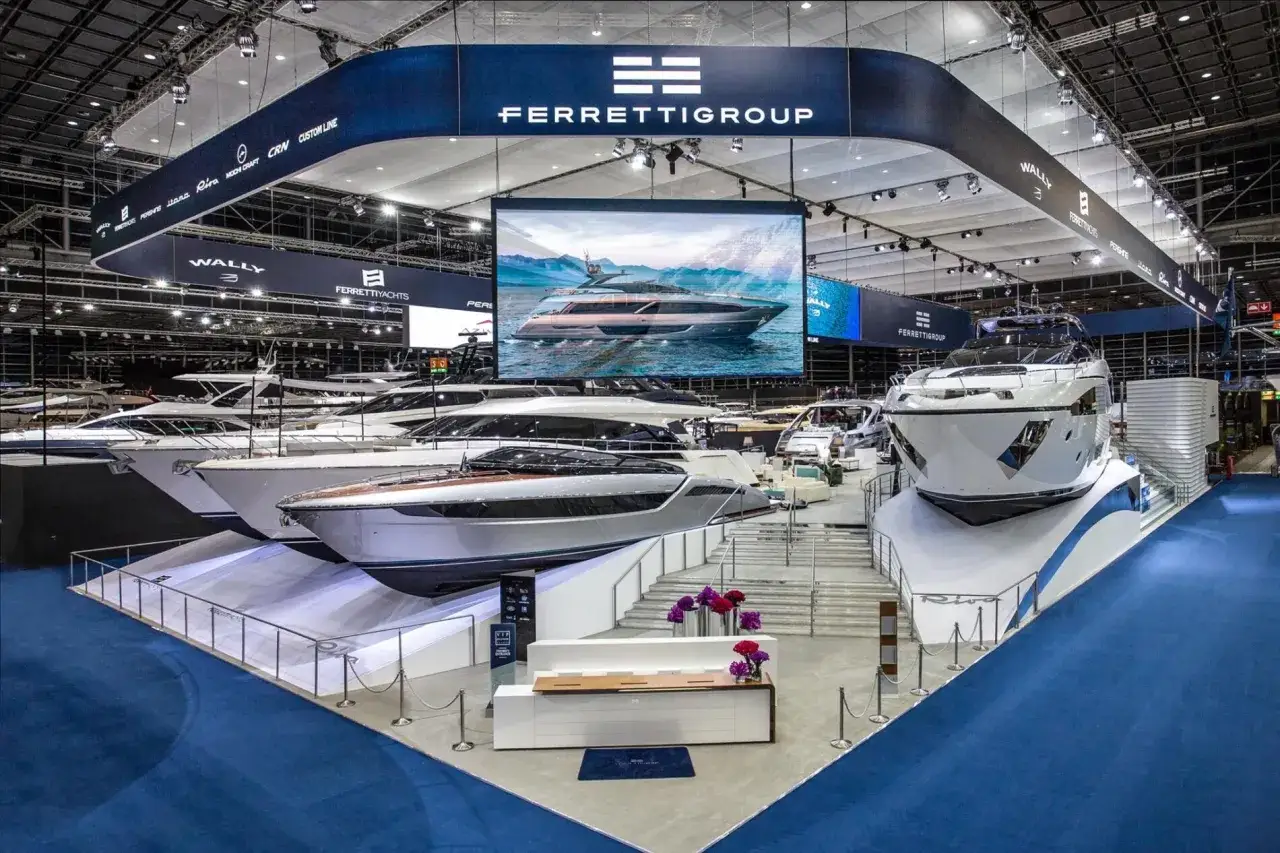 Luxusyachten der Ferretti Group, darunter ein Modell von Riva, präsentieren sich auf der boot 2026.