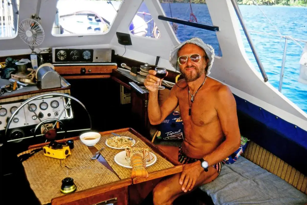 Gangerl Clemens genießt ein Glas Rotwein und Hummer an Bord seines Bootes.