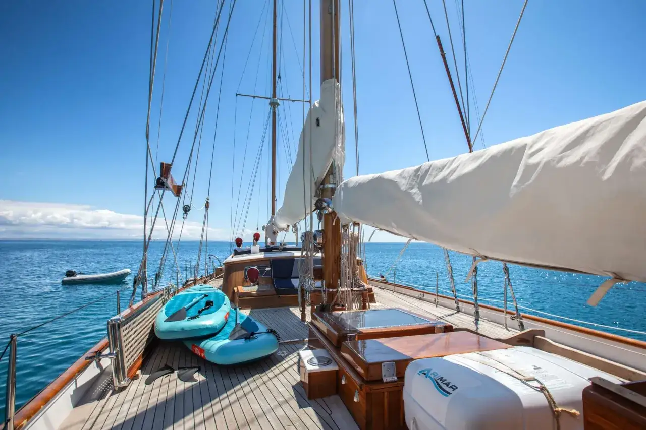 Segelboot mit zwei aufblasbaren SUPs, bereit f&uuml;r Abenteuer. Der sea cloud spirit erwacht, wenn die Segel gesetzt werden.