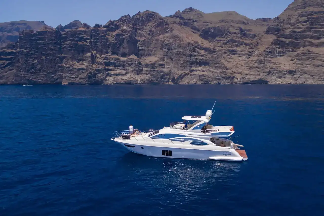 Luxusyacht vor Teneriffas Steilküste. Ein Tag auf dem Meer am hafen teneriffa.