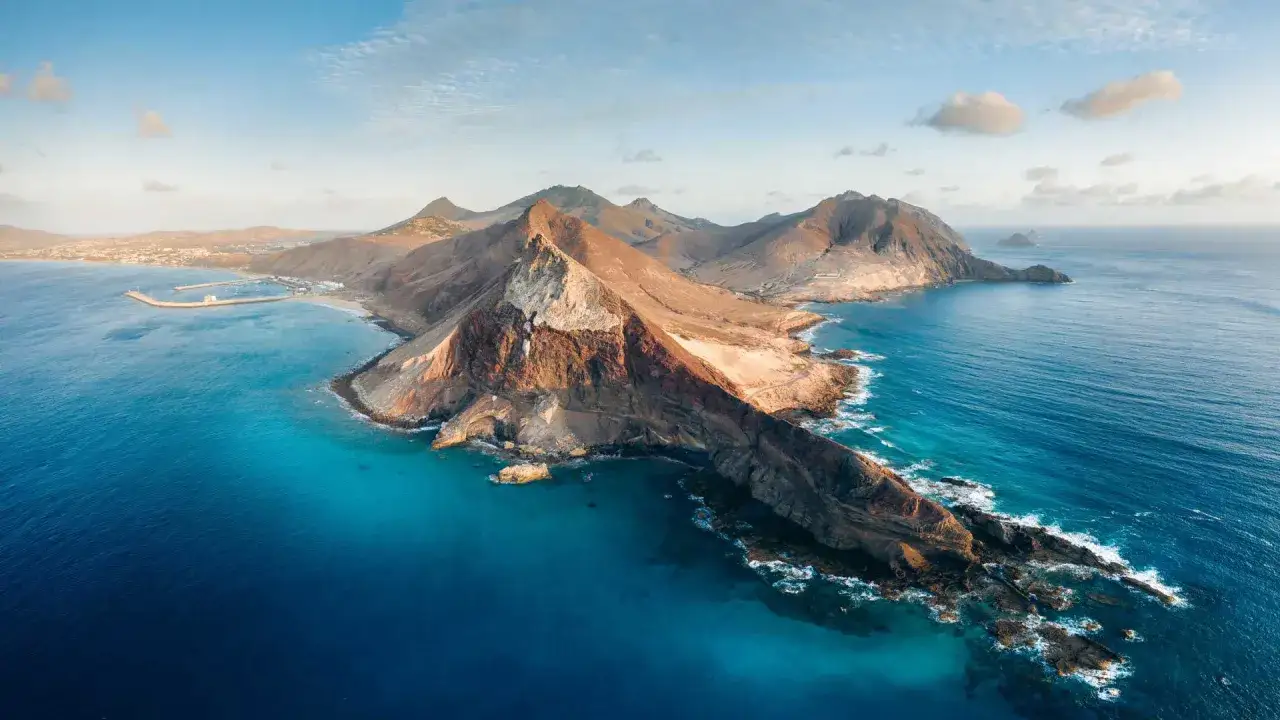Atemberaubende K&uuml;stenlandschaft mit Bergen und blauem Meer, ideal f&uuml;r Madeira segeln.