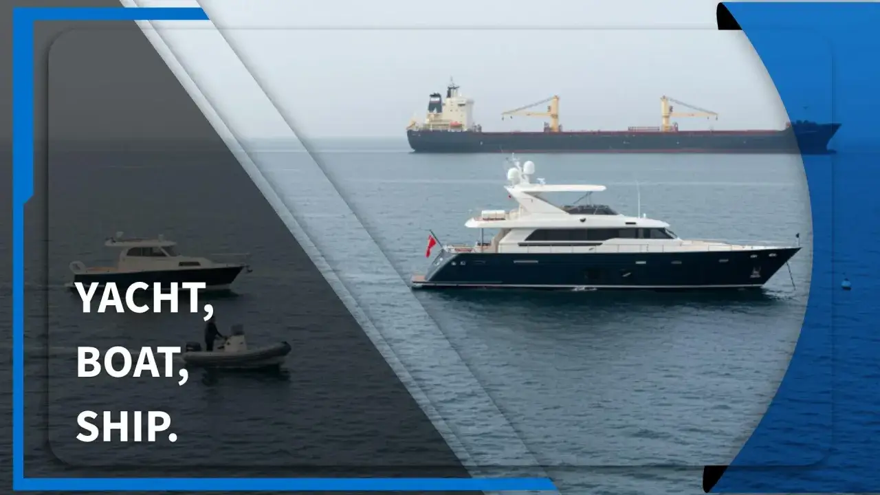 Ein gro&szlig;er Frachtschiff, eine luxuri&ouml;se Yacht und ein kleines Boot auf dem Meer. Der Unterschied zwischen Schiff, Boot und Yacht wird hier deutlich.