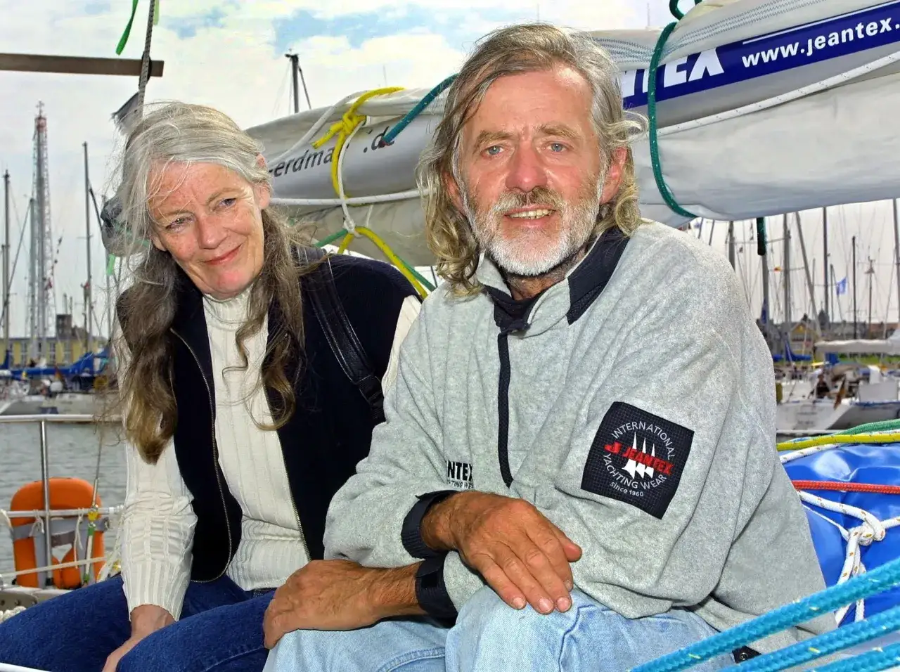 Wilfried Erdmann und seine Frau auf einem Segelboot, umgeben von anderen Yachten.