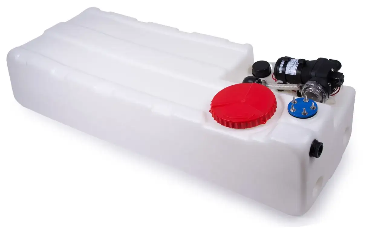 Wei&szlig;er Wassertank f&uuml;r Trinkwasser mit Pumpe und Anschl&uuml;ssen, bereit f&uuml;r den Einsatz auf Booten oder Wohnmobilen.