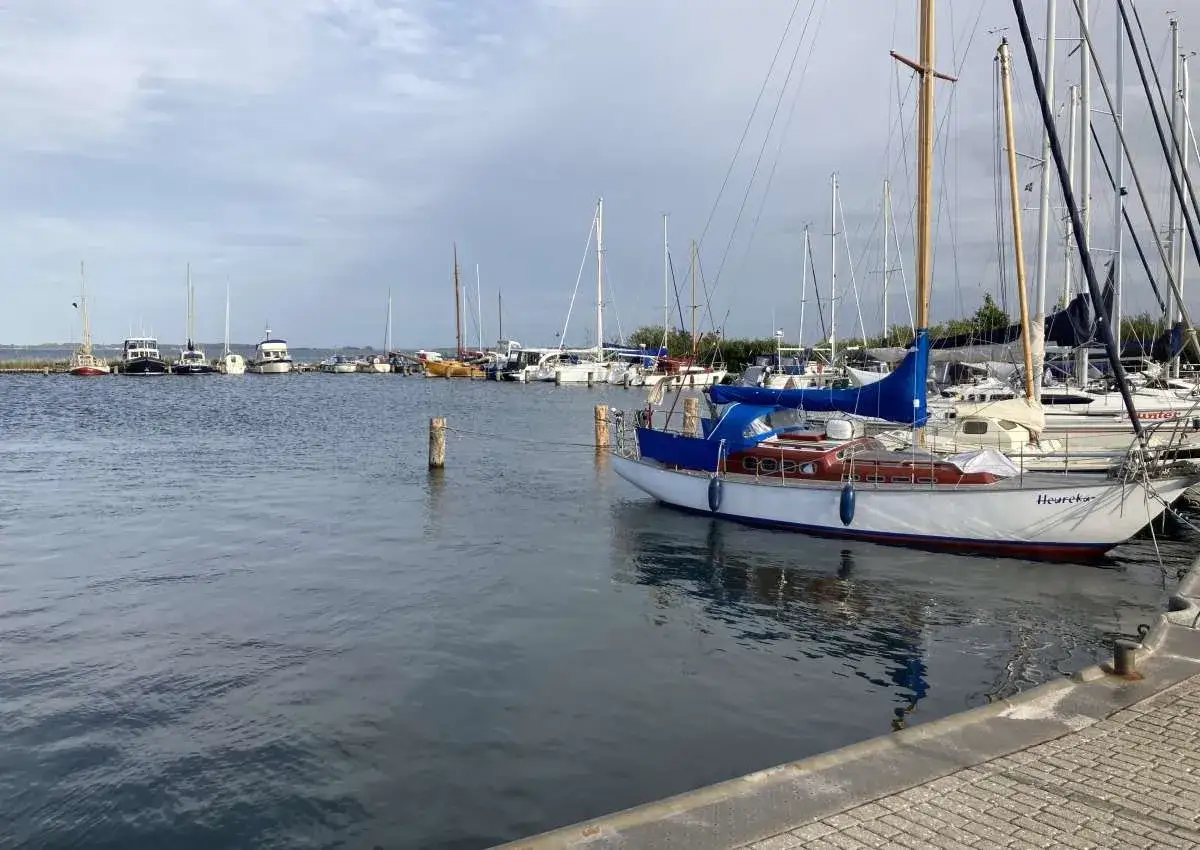 Segelboote und Yachten liegen im Hafen Neuendorf vor Anker. Ein Boot mit dem Namen