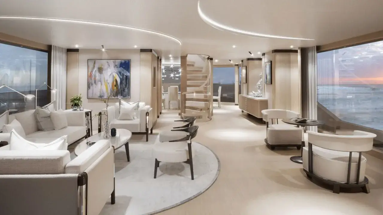 Luxuriöses Interieur einer mega yacht mit bequemen Sofas, moderner Wendeltreppe und Panoramafenstern mit Meerblick.