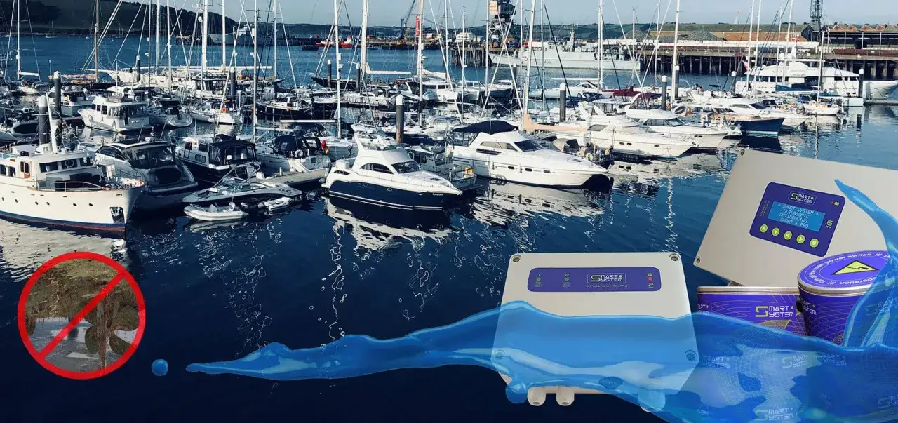 Boote im Hafen, daneben ein Ger&auml;t f&uuml;r eine antifouling alternative. Kein Bewuchs mehr am Propeller!