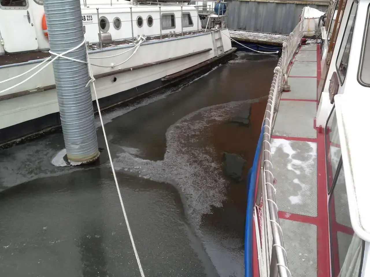 Boote im Eiswasser, bereit f&uuml;r den Frostschutz und das Einwintern.