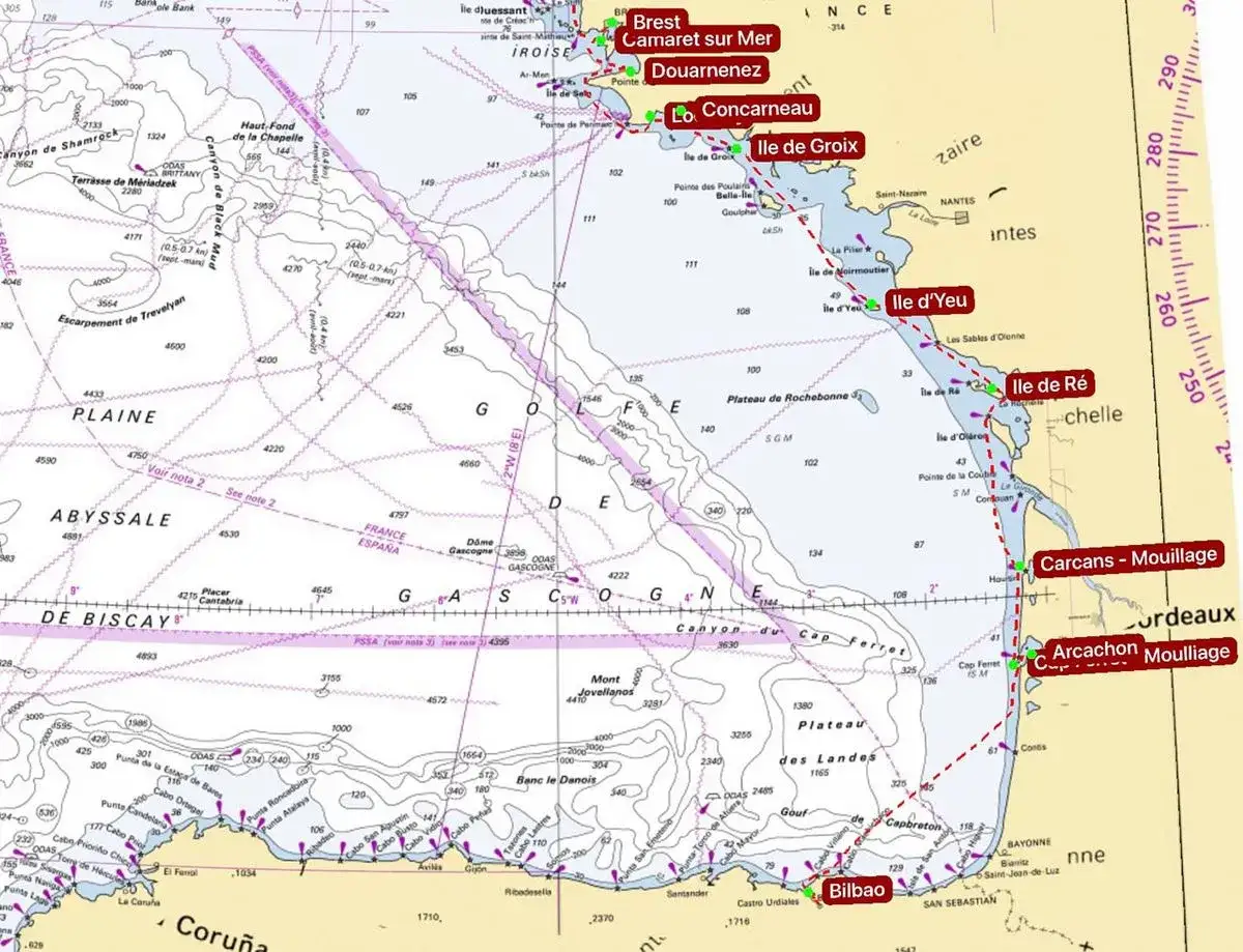 Segeln in der Bretagne: Eine Seekarte zeigt die französische Küste von Brest bis Bilbao, mit markierten Inseln wie Ile de Ré und Ile d'Yeu.