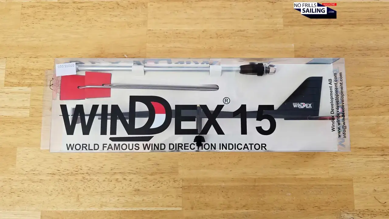 Verpackte Windfahne für Segelboote, Modell Windex 15, mit roter Windfahne und silbernem Stab.