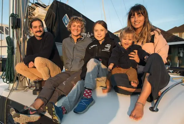 Fünf Personen, darunter Greta Thunberg, sitzen auf einem Boot. Sie sind Teil der Crew der "La Vagabonde".