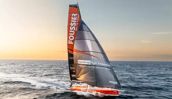 Ein Segelboot mit dem Namen "Foussier" nimmt an der Vendée Globe teil. Die Boote sind für extreme Rennen konzipiert.