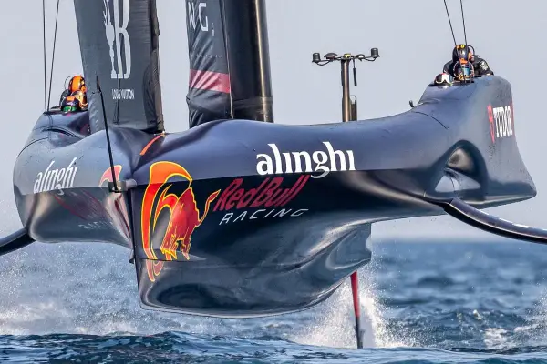 Alinghi Red Bull Racing-Boot hebt ab, die Flügel gleiten über das Wasser.