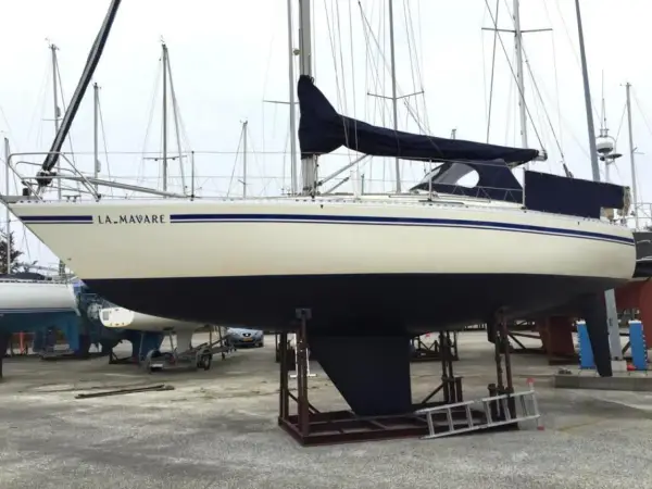 Segelboot "LA.MAVARE", eine Comfortina 32, steht auf Böcken im Hafen.