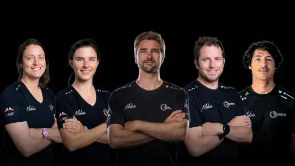 Das Team der Malizia Ocean Race, fünf Segler in schwarzen T-Shirts, bereit für die nächste Herausforderung.