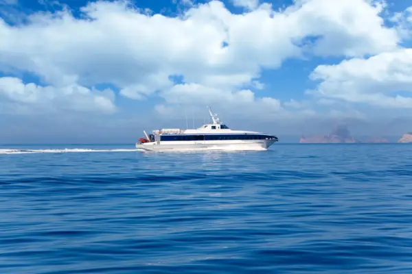 Schnelles Boot auf dem Weg von Ibiza nach Formentera. Die Inseln sind in der Ferne zu sehen.