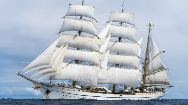 Das Gorch Fock Schiff gleitet majestätisch über die Wellen, seine weißen Segel sind voller Wind.